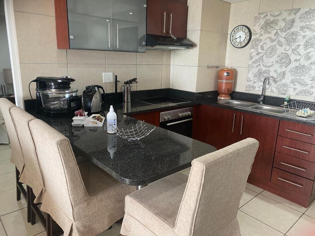 Seafront Apartment In Мозел Бей Екстериор снимка