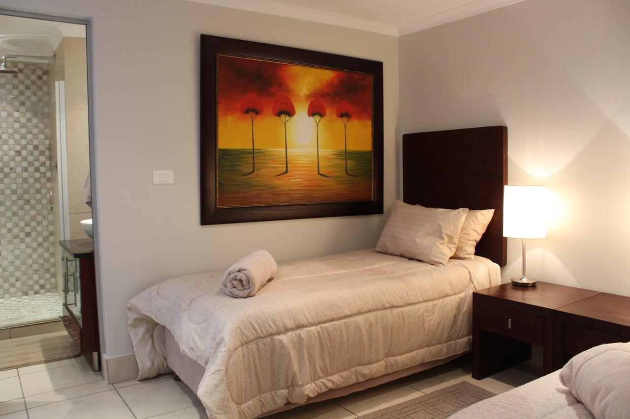 Seafront Apartment In Мозел Бей Екстериор снимка