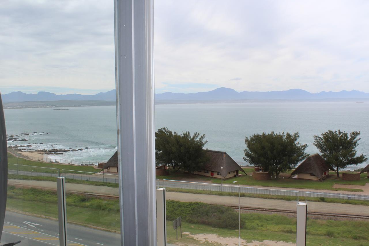 Seafront Apartment In Мозел Бей Екстериор снимка