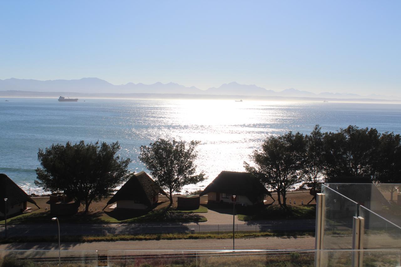 Seafront Apartment In Мозел Бей Екстериор снимка