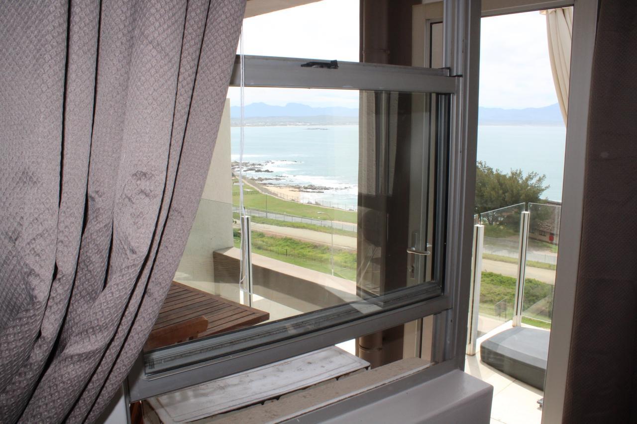 Seafront Apartment In Мозел Бей Екстериор снимка