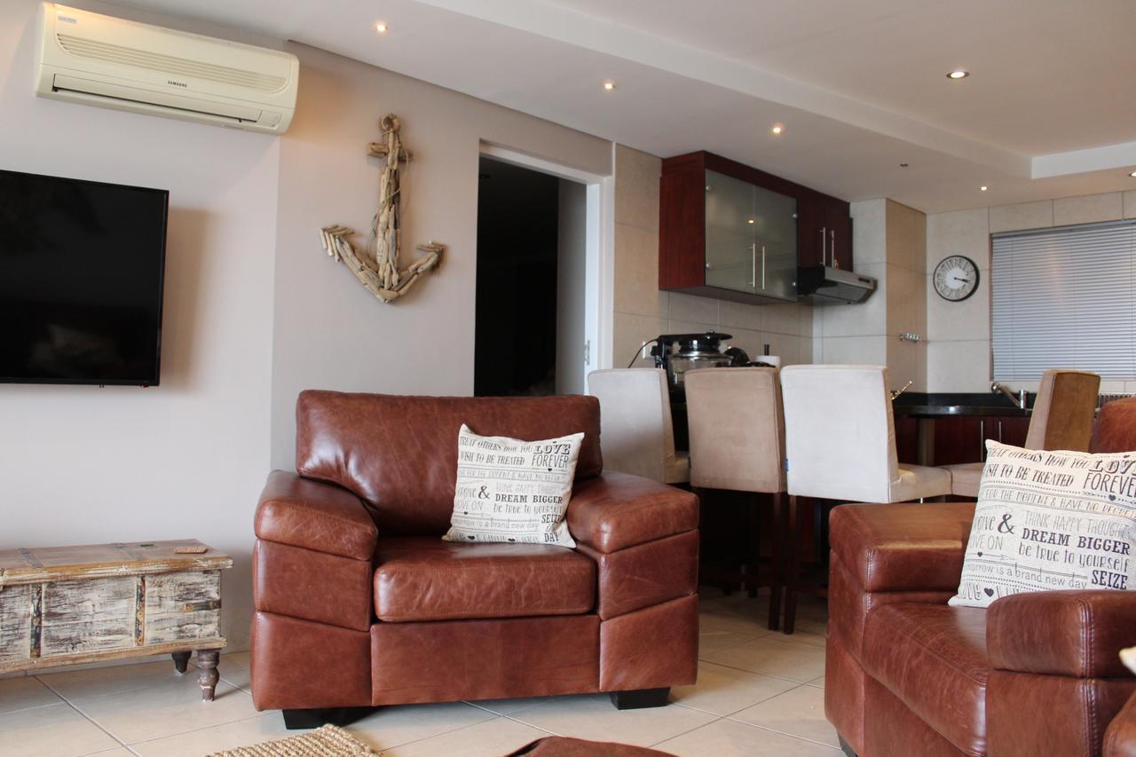 Seafront Apartment In Мозел Бей Екстериор снимка