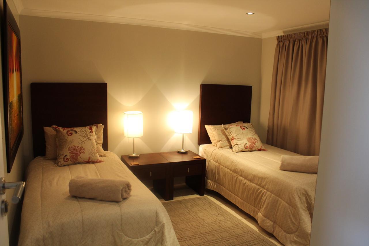 Seafront Apartment In Мозел Бей Екстериор снимка